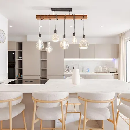 - Beautiful - 3 Bedrooms - 3 Bathrooms - 5cv *